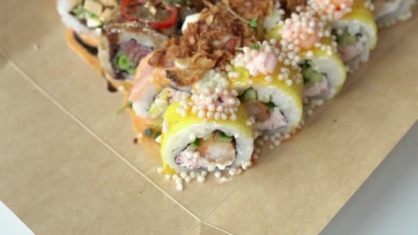 Hand Met Bruine Eetstokjes Nemen Aangepaste Sushi Roll Met Zalm — Stockvideo