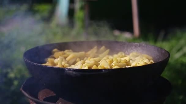Μαγείρεμα Σπιτικό Τηγανιτό Πατάτες Τηγάνι Εξωτερικούς Χώρους Τηγανίζουμε Κομμάτια Πατάτας — Αρχείο Βίντεο