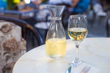 Bir kafedeki masada, bir litre beyaz şarap..