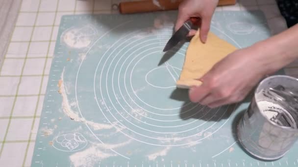 Женщина Пекарь Работает Пекарне Скручивает Тесто Прилавке Крупным Планом Командная — стоковое видео