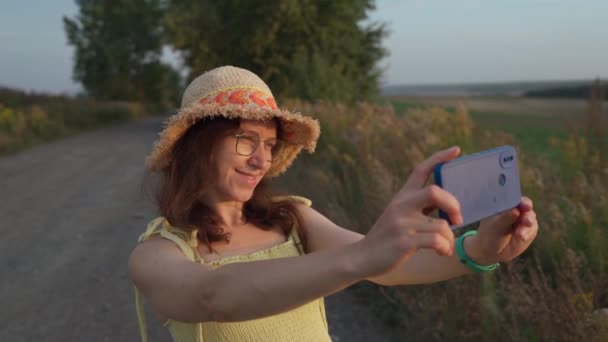 Portret Pięknej Młodej Kobiety Słomkowym Kapeluszu Żółtej Sukience Robiącej Selfie — Wideo stockowe
