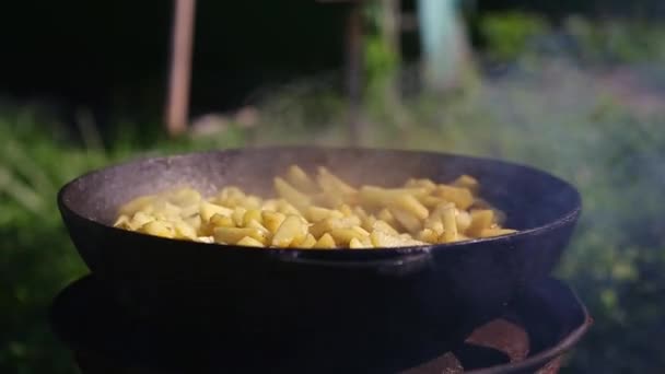 Cocinar Patatas Fritas Caseras Sartén Aire Libre Freír Trozos Papas — Vídeos de Stock