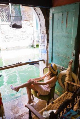 İtalya, Venedik 'teki Alta Acqua Kütüphanesi' nin suyunda bir kitapçıda oturuyor..