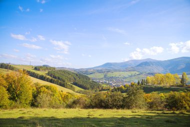 Dağlardaki yaz manzarası ve bulutlu koyu mavi gökyüzü..