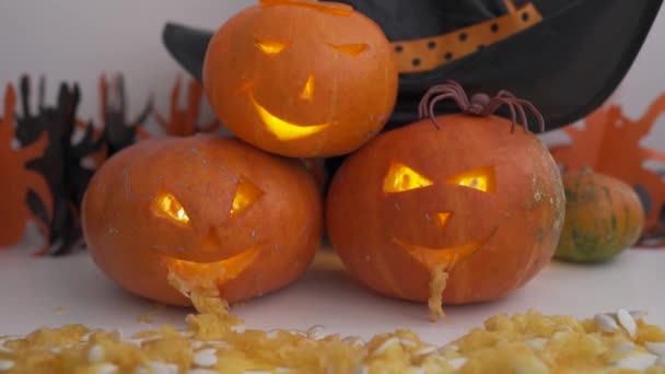 Bayram Için Farklı Yüz Ifadelerinde Parlayan Korkunç Mutlu Eğlenceli Cadılar — Stok video