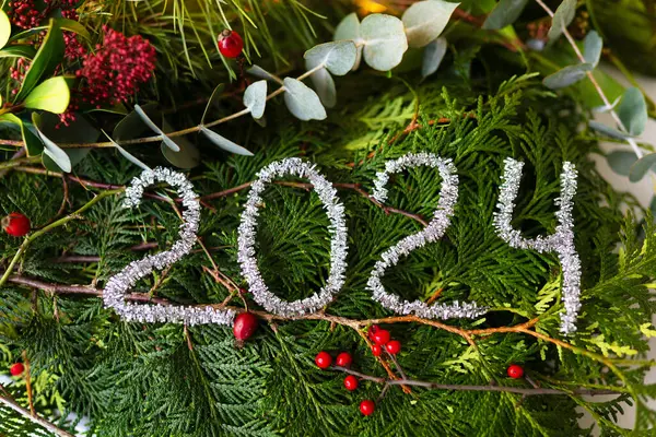 Концепция Рождества Нового Года Надпись 2024 Года Сосновых Еловых Ветвях — стоковое фото