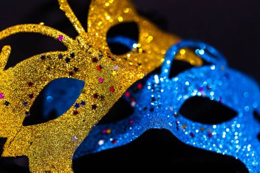 Karanlık bir arka planda parlak Venedik maskeleri. Karnaval maskeli balosu. Tatil ve parti konsepti