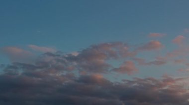 Güzel renkli mor gün batımı alacakaranlık akşam gökyüzü. Karayip Denizi 'nin tropikal sularında sürüklenen günbatımı ve dramatik bulut kümeleri gün ışığının son anlarında aydınlanır. 4K panorama