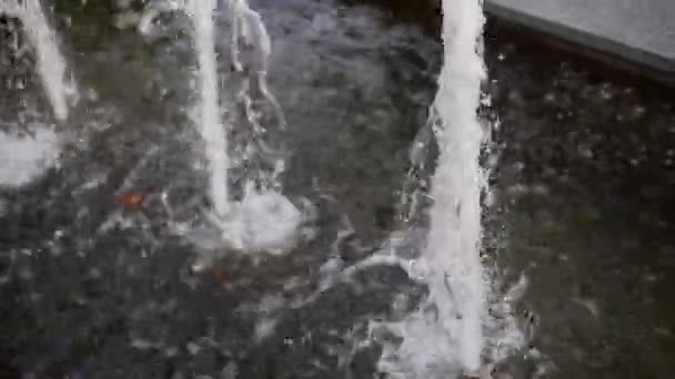 Close Fonte Corrente Com Salpicos Gotas Água Jorrar Respingo Água — Vídeo de Stock