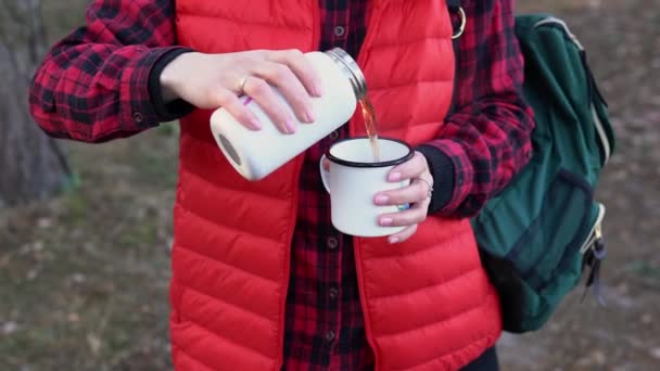 Trinken Sie Tee Bei Einer Wanderung Wald Mädchenhände Halten Eine — Stockvideo
