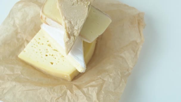 Close Diferentes Tipos Queijo Está Papel Manteiga Garfo Especial Preso — Vídeo de Stock