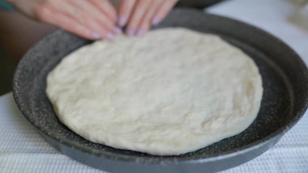 Mani Primo Piano Donna Premono Pasta Pizza Cruda Fresca Pentola — Video Stock