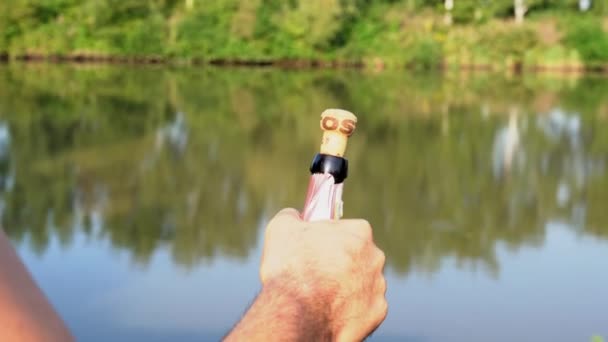 Großaufnahme Männlicher Hände Die Freien Eine Flasche Champagner Entkorken Mann — Stockvideo