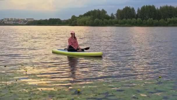 Підніміть Весло Тихе Озеро Теплими Кольорами Заходу Сонця Молода Жінка — стокове відео