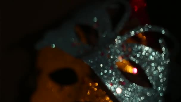 블루와 빛나는 카니발 마스케이드 판타지 마스크 속에서 다채로운 어두운 배경에 — 비디오