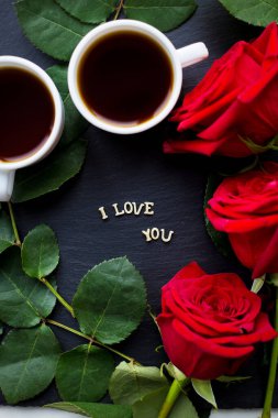 Yazıt seni seviyorum siyah bir arka plan, kahve, kırmızı gül, yakın çekim