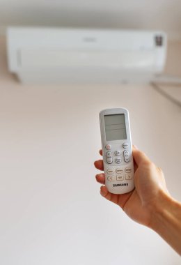 Uzaktan kumandayı kullanarak klimayı kontrol etmek için uzaktan kumanda
