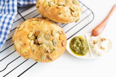 Pesto ve krem peynirli taze balkabağı tohumu ekmeği. Lezzetli yemek.