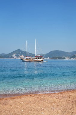 Karadağ 'ın Adriyatik Denizi' ndeki ünlü tatil beldesi St. Stephen. Deniz tatili konsepti, denizde yat.