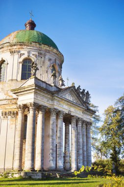Ukrayna 'daki ağaçlar arasında Pidhirtsi Kalesi yakınlarında eski bir kilise..