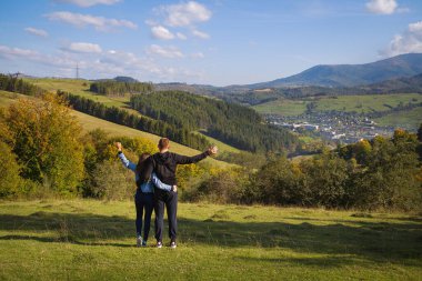 Sonbaharda Karpatlar 'ın çok güzel bir manzarası var. Güzel bir çift sırtlarını dönük duruyor..