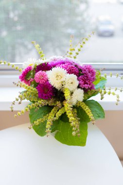 Beyaz ve pembe krizantem buket masada durdu.