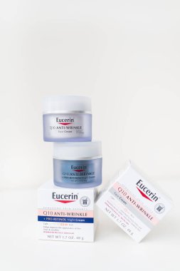 Eucerin Q10 Kırışıklık Önleyici Yüz Kremi ve Gece Kremi kavanozları ve temiz beyaz arka planda istiflenmiş kutular. New York, New York-ABD - 26 Mart 2025
