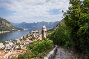 Budva 'nın güzel bir sahil kasabası. Dağlık bir körfeze kurulmuş, büyüleyici bir çan kulesi tarafından gözden kaçırılmış..