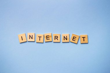 Tahta harf kiremitleri açık mavi arkaplanda 