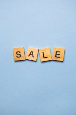 Mavi arka planda İngiliz Satışı 'ndaki yazı. Online mağazalarda indirim var. Tatil satışları, mevsimlik satışlar, Kara Cuma, Noel, indirimler ve şantiyede alışveriş.