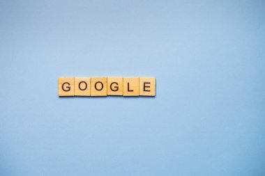Mavi arka planda ahşap kiremitlerle yazılmış Gogol kelimesi. En üstteki düz yerde. Arama motoru, internet, teknoloji, iletişim konsepti. New York, New York-ABD - 8 Nisan 2025
