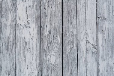 Yıpranmış gri ahşap döşemeler kabuk soyma ile kırsal dokuyu ve detayları gösterir, arka plan veya tasarım için idealdir..