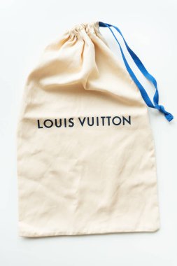 Louis Vuitton krem kumaş çanta mavi iplikli, beyaz arka planda izole. En üstteki düz yerde. Lüks moda ambalajı. New York, New York-ABD - 23 Mart 2023
