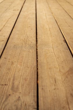 Köhne ahşap tahtalar tasarım projeleri için dokulu bir arkaplan oluşturur.