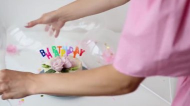 Doğum günü partisi hazırlıyorum. Konfetili balon süslemesi. Renkli balonlar ve pastayla kutlama zamanı. Parti dekorasyon kavramı.