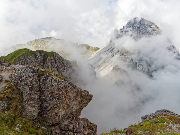 Dağların güzel manzarası
