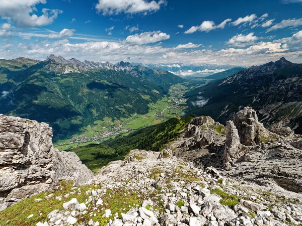 Avusturya, Tyrol 'daki Alplerdeki Stubaital Vadisi manzarası. Büyüleyici şehirlerin, yeşil yamaçların ve kayalık tepelerin manzarası.?
