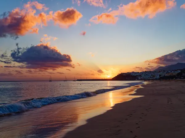 Güzel bir gökyüzü ve okyanusla sahilde güzel bir gün batımı..