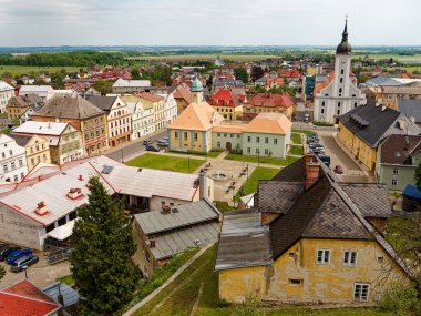 Kuzey Moravya, Çek Cumhuriyeti 'nde yer alan Javornk' un panoramik bir görüntüsü. Kasabanın renkli binaları ve kilise kuleleri görüntüde görünüyor..
