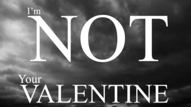 Fırtınalı bulutlar ve solmuş güller sevgililer günü reddedilmesini gösteriyor.