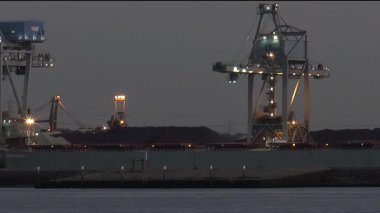 Rotterdam limanına giden yeni gemiler. 