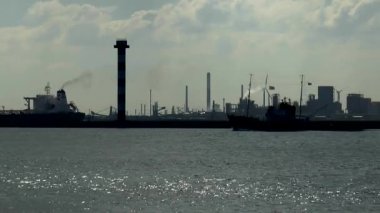 Rotterdam limanına giden yeni gemiler. 