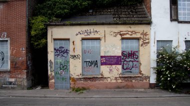 Doel, Belçika, 08 / 20 / 2025: Belçika nükleer santralinin yanı sıra terk edilmiş köy.