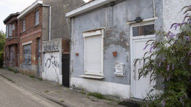 Doel, Belçika, 08 / 20 / 2025: Belçika nükleer santralinin yanı sıra terk edilmiş köy.