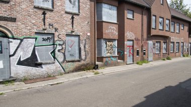 Doel, Belçika, 08 / 20 / 2025: Belçika nükleer santralinin yanı sıra terk edilmiş köy.