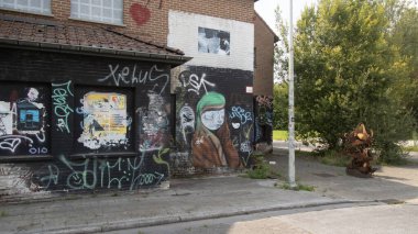 Doel, Belçika, 08 / 20 / 2025: Belçika nükleer santralinin yanı sıra terk edilmiş köy.