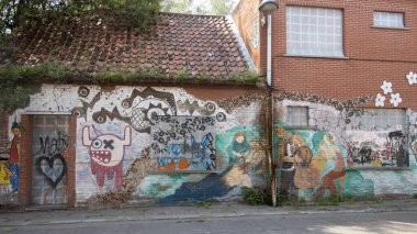 Doel, Belçika, 08 / 20 / 2025: Belçika nükleer santralinin yanı sıra terk edilmiş köy.