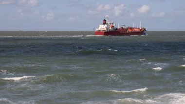 Majestic Gemisi Açık Deniz Uçsuz bucaksız, uçsuz bucaksız mavi okyanusları aşan büyük bir gemi..