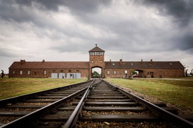 Auschwitz 'in ana kapısına giden tren yolu. Polonya' daki eski Alman toplama ve imha kampı.