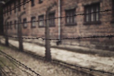 Auschwitz Nazi toplama kampı Polonya 'daki dikenli tel örgülerin arkasındaki mahkumlar için kışlalar.